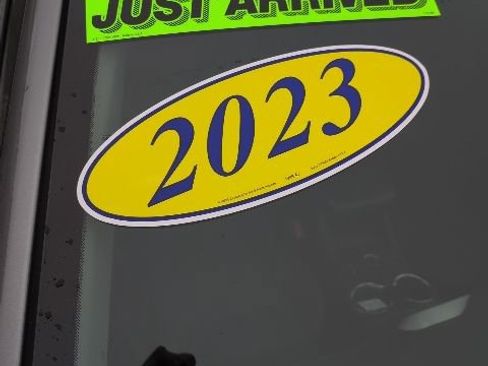 Used 2023 GMC Terrain SLE w/ Driver Convenience Package image 9