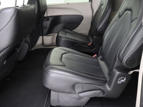 Used 2024 Chrysler Pacifica Touring-L FWD image 35