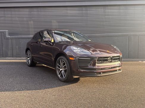 Certified 2025 Porsche Macan image 12