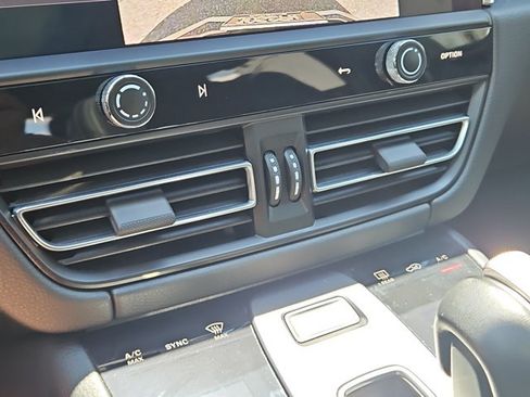 Used 2023 Porsche Macan AWD/4WD image 34
