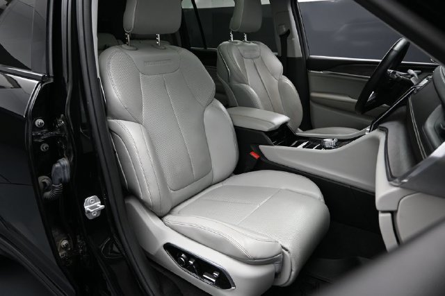 Used 2022 Jeep Grand Cherokee L Overland w/ Luxury Tech Group IV AWD/4WD image 17