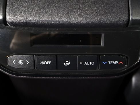 Used 2024 Toyota Highlander XLE AWD/4WD image 41