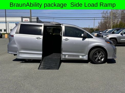 Used 2015 Toyota Sienna SE w/ SE Preferred Package FWD image 3