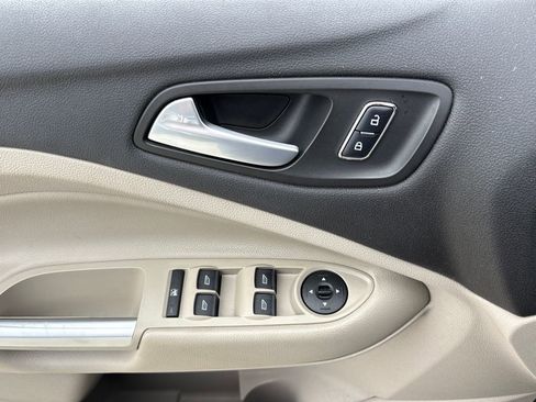 Used 2015 Ford Escape SE image 16