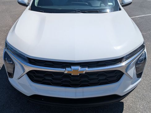Used 2024 Chevrolet Trax LS w/ LS Convenience Package FWD image 12