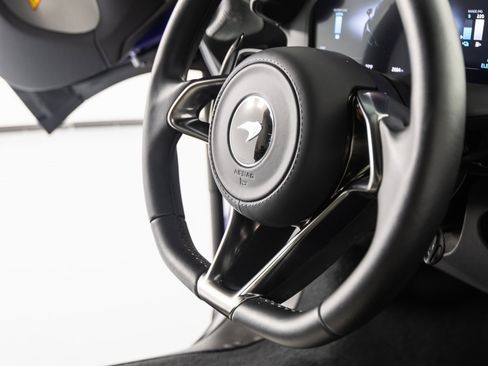 Used 2023 McLaren Artura image 25