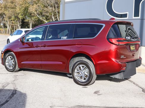 Used 2021 Chrysler Pacifica Touring image 6