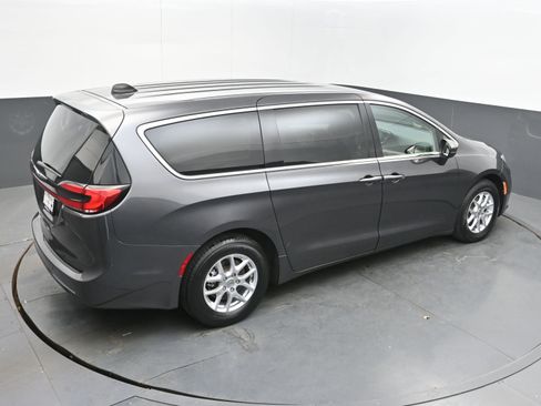 Used 2023 Chrysler Pacifica Touring-L image 38