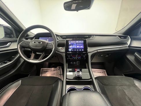 Used 2024 Jeep Grand Cherokee Altitude image 10