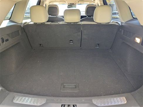 Used 2024 Lincoln Nautilus Premier image 5