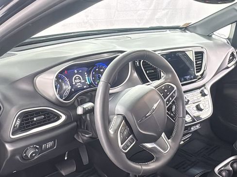 Used 2025 Chrysler Pacifica Select image 38