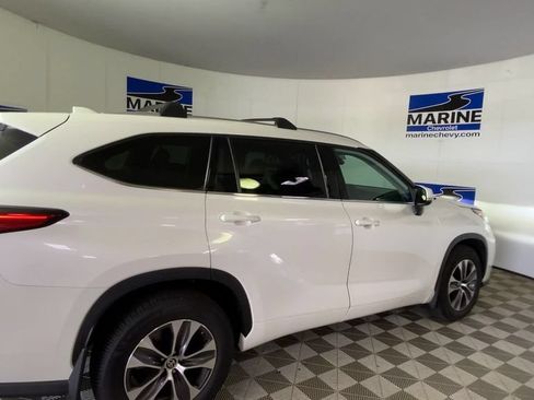Used 2021 Toyota Highlander XLE AWD/4WD image 2