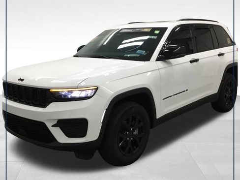 Used 2025 Jeep Grand Cherokee Altitude AWD/4WD image 1