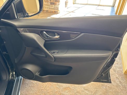 Used 2019 Nissan Rogue SV w/ Premium Package AWD/4WD image 14