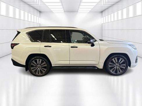Certified 2022 Lexus LX 600 4WD w/ Luxury Package image 4
