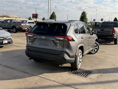 Used 2021 Toyota RAV4 LE image 5