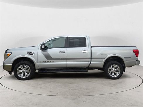 Used 2018 Nissan Titan SV w/ SV Convenience Package image 2