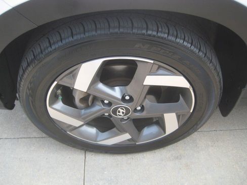 Used 2022 Hyundai Venue Limited image 10