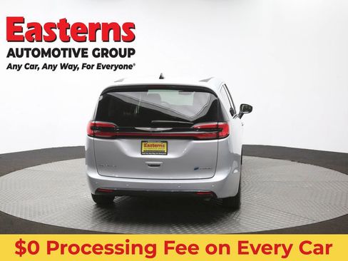 Used 2023 Chrysler Pacifica Touring-L FWD image 40