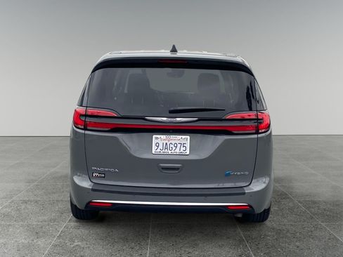 Used 2023 Chrysler Pacifica Touring-L FWD image 4