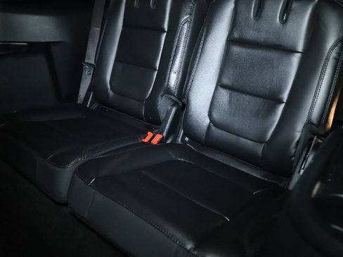 Used 2018 Ford Explorer XLT w/ Equipment Group 202A FWD image 14