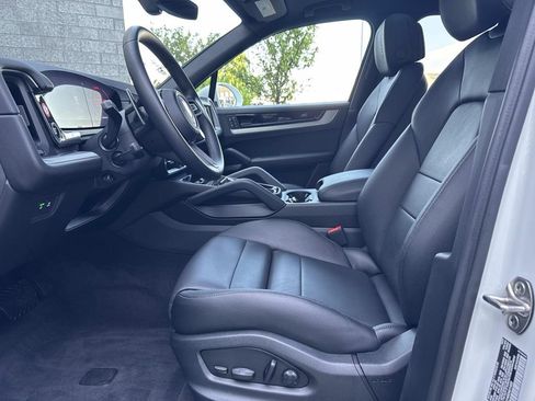 Used 2024 Porsche Cayenne w/ Premium Package AWD/4WD image 18