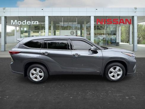 Used 2020 Toyota Highlander LE AWD/4WD image 6