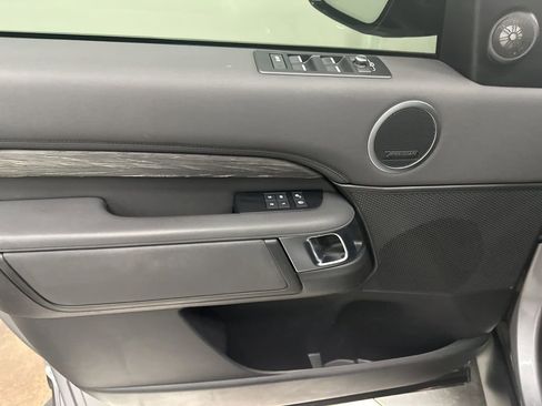 Used 2020 Land Rover Discovery HSE image 11