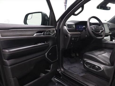 Certified 2024 Jeep Wagoneer L Series II w/ Flexible Seating Group AWD/4WD image 11