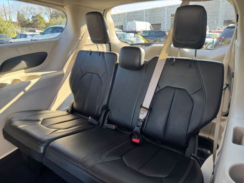 Used 2023 Chrysler Pacifica Touring-L image 30