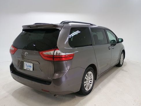 Used 2016 Toyota Sienna L image 6