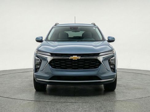 Used 2025 Chevrolet Trax LT image 2