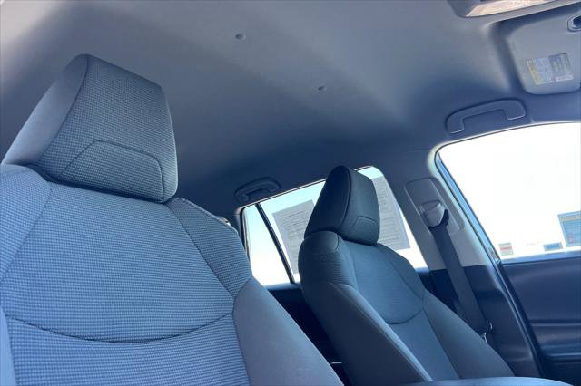 Certified 2022 Toyota RAV4 LE AWD/4WD image 18