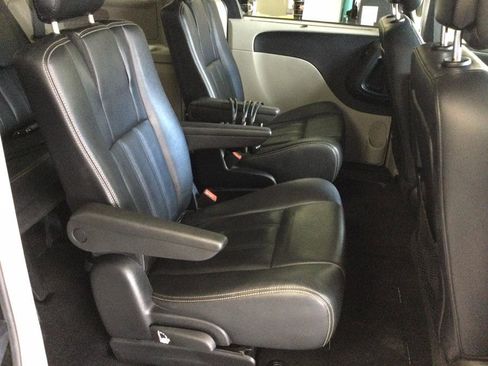 Used 2015 Chrysler Town & Country Touring w/ Driver Convenience Group image 19