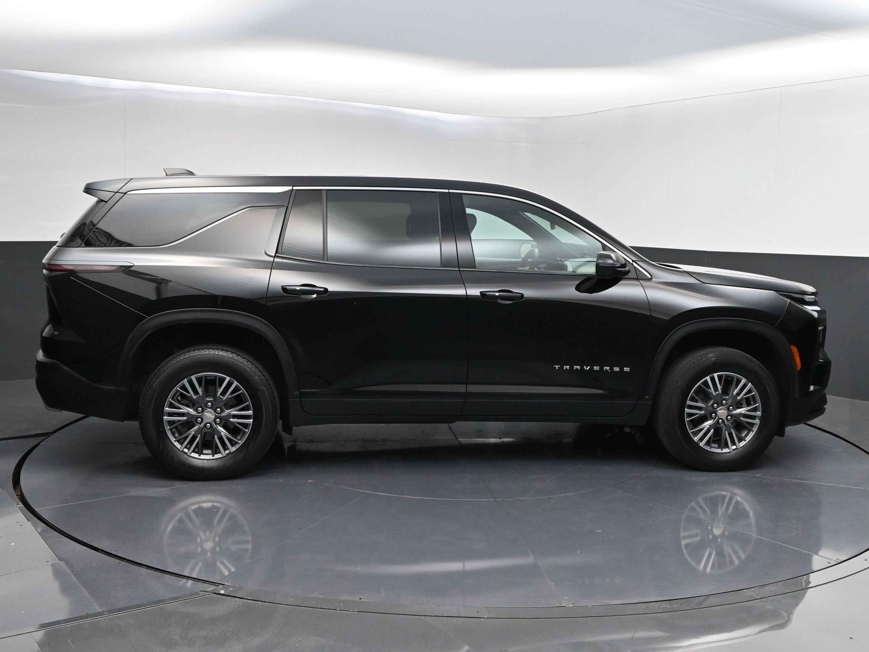 Certified 2024 Chevrolet Traverse LS FWD image 9