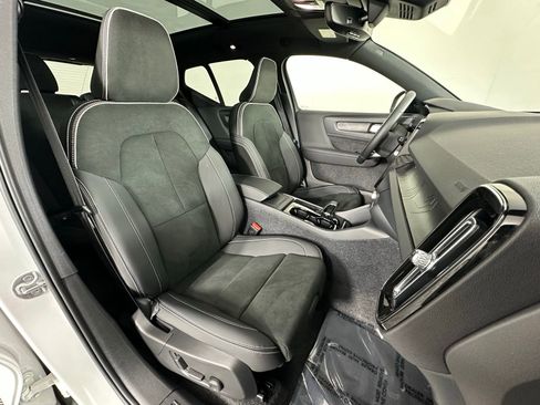 Used 2023 Volvo XC40 Recharge Plus image 6