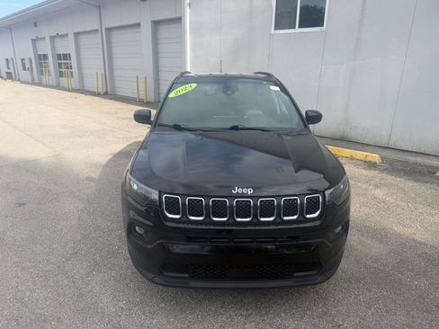 Used 2023 Jeep Compass Latitude AWD/4WD image 2
