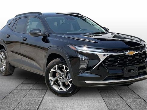Used 2025 Chevrolet Trax LT FWD image 2