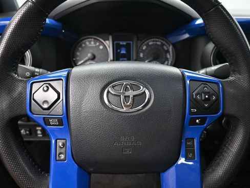 Used 2019 Toyota Tacoma TRD Sport AWD/4WD image 17
