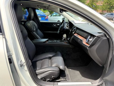 Used 2020 Volvo V60 T5 Cross Country image 29