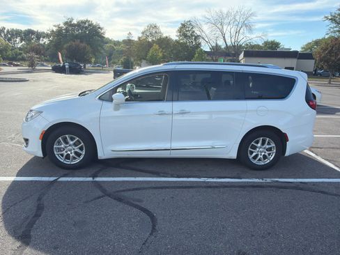 Used 2020 Chrysler Pacifica Touring-L FWD image 4