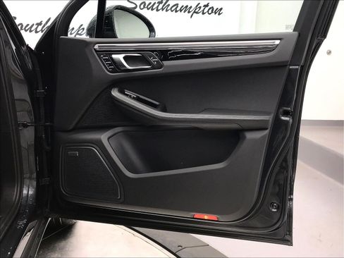 Used 2018 Porsche Macan AWD/4WD image 28