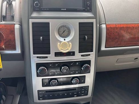 Used 2009 Chrysler Town & Country Touring FWD image 3