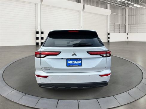Used 2022 Mitsubishi Outlander ES AWD/4WD image 3