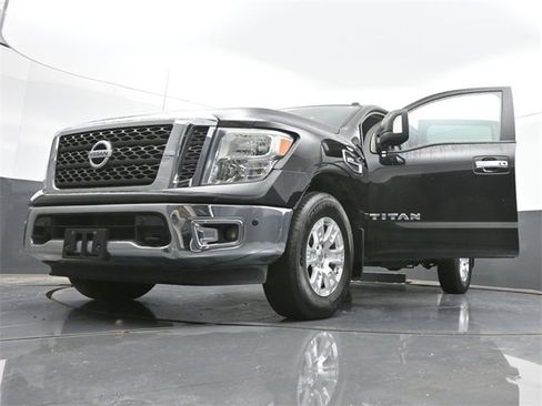 Used 2017 Nissan Titan SV image 47