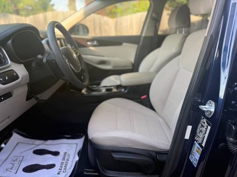 Used 2019 Kia Sorento AWD image 11