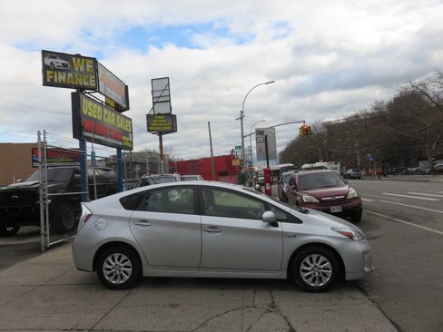 Used 2013 Toyota Prius Plug-In Hybrid image 8