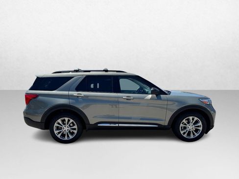 Used 2020 Ford Explorer XLT w/ Equipment Group 202A AWD/4WD image 4