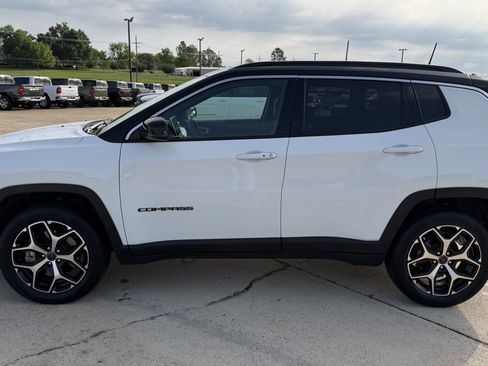 Used 2025 Jeep Compass Limited AWD/4WD image 4
