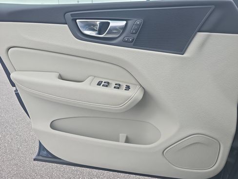 Used 2021 Volvo XC60 T5 Momentum w/ Premium Package image 25